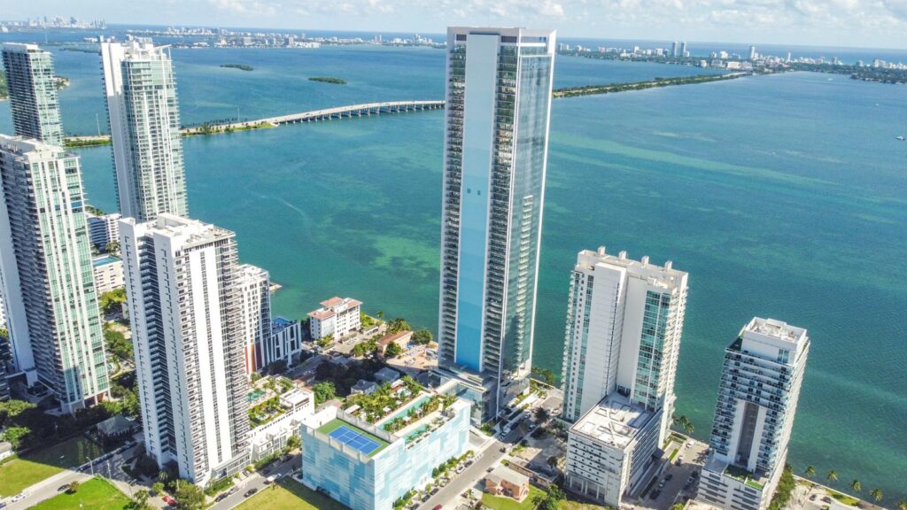 "¿Dónde Comprar una Casa en Miami? Tendencias de Búsqueda: Colombia Lidera la Consulta Global"